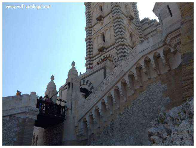 Vue panoramique depuis la Basilique Notre-Dame de la Garde sur Marseille et la Méditerranée.