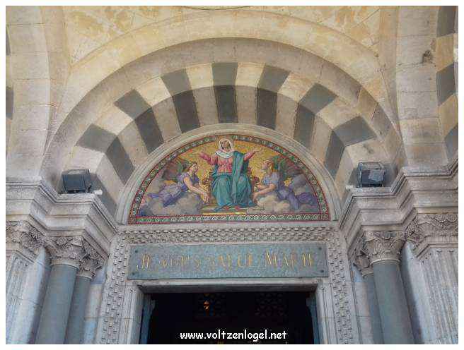 Vue panoramique depuis la Basilique Notre-Dame de la Garde sur Marseille et la Méditerranée.