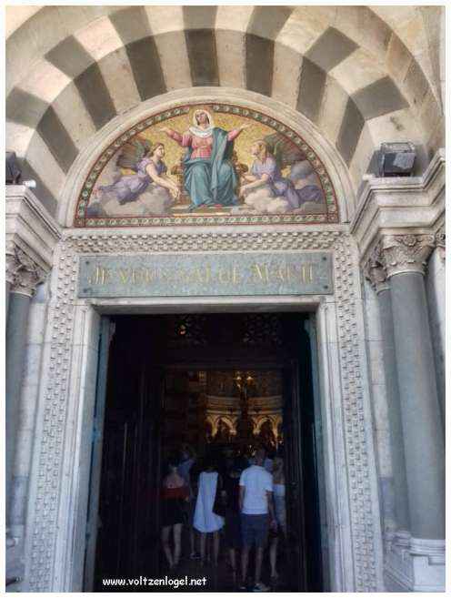 Vue panoramique depuis la Basilique Notre-Dame de la Garde sur Marseille et la Méditerranée.