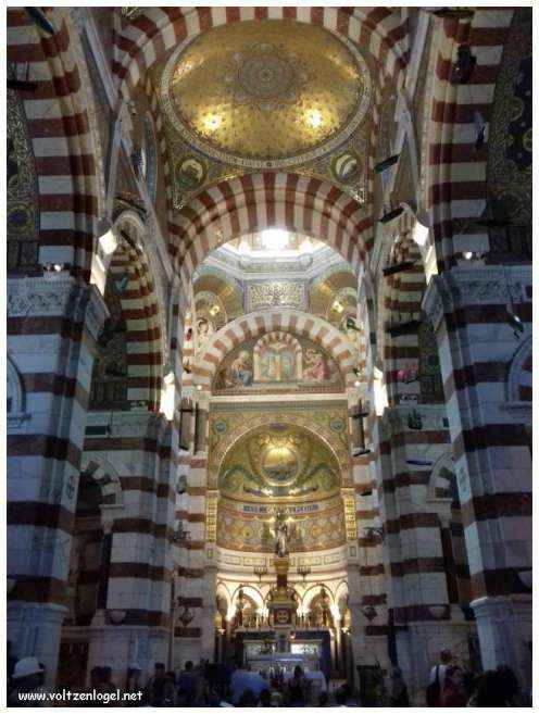 Vue panoramique depuis la Basilique Notre-Dame de la Garde sur Marseille et la Méditerranée.