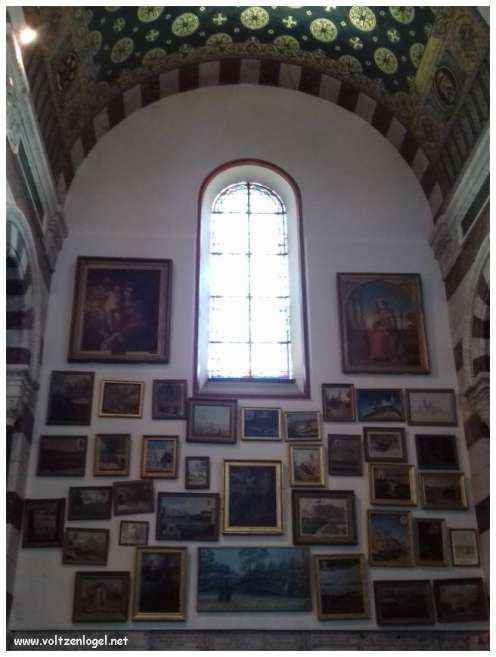 Vue panoramique depuis la Basilique Notre-Dame de la Garde sur Marseille et la Méditerranée.