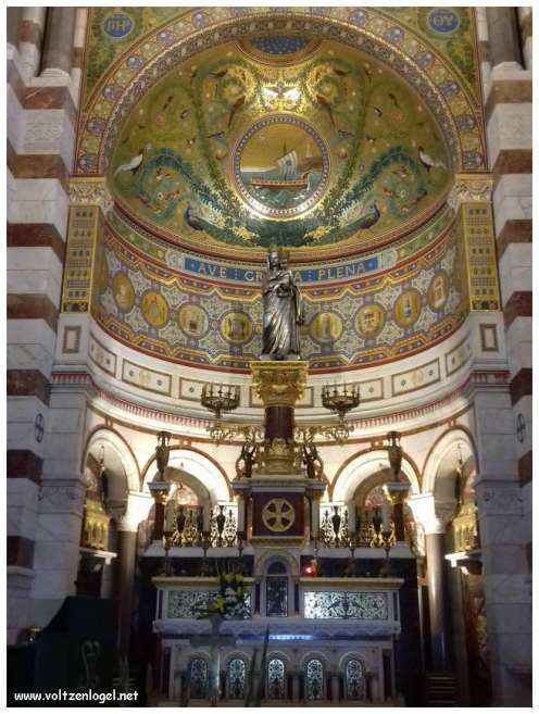 Vue panoramique depuis la Basilique Notre-Dame de la Garde sur Marseille et la Méditerranée.