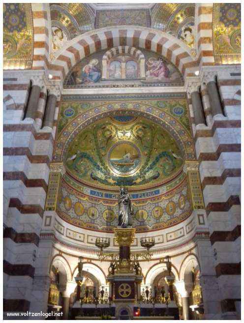 Vue panoramique depuis la Basilique Notre-Dame de la Garde sur Marseille et la Méditerranée.