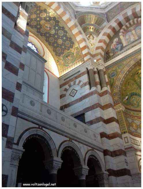 Vue panoramique depuis la Basilique Notre-Dame de la Garde sur Marseille et la Méditerranée.