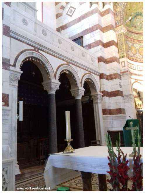Vue panoramique depuis la Basilique Notre-Dame de la Garde sur Marseille et la Méditerranée.