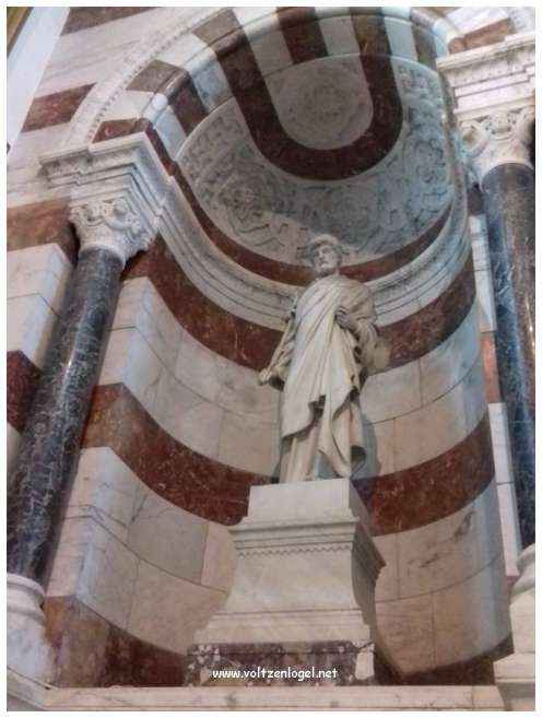 Vue panoramique depuis la Basilique Notre-Dame de la Garde sur Marseille et la Méditerranée.