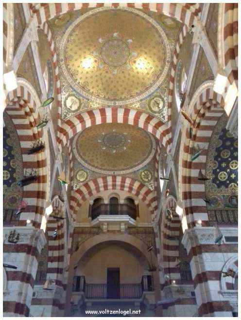 Vue panoramique depuis la Basilique Notre-Dame de la Garde sur Marseille et la Méditerranée.