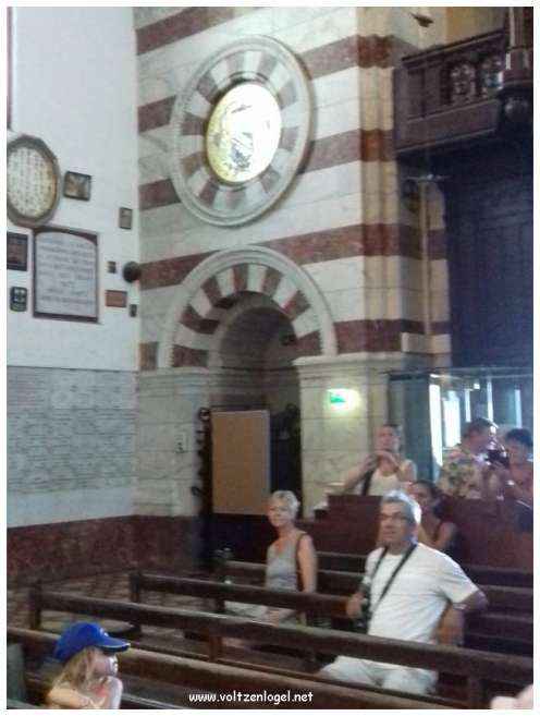 Vue panoramique depuis la Basilique Notre-Dame de la Garde sur Marseille et la Méditerranée.