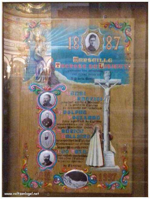 Vue panoramique depuis la Basilique Notre-Dame de la Garde sur Marseille et la Méditerranée.