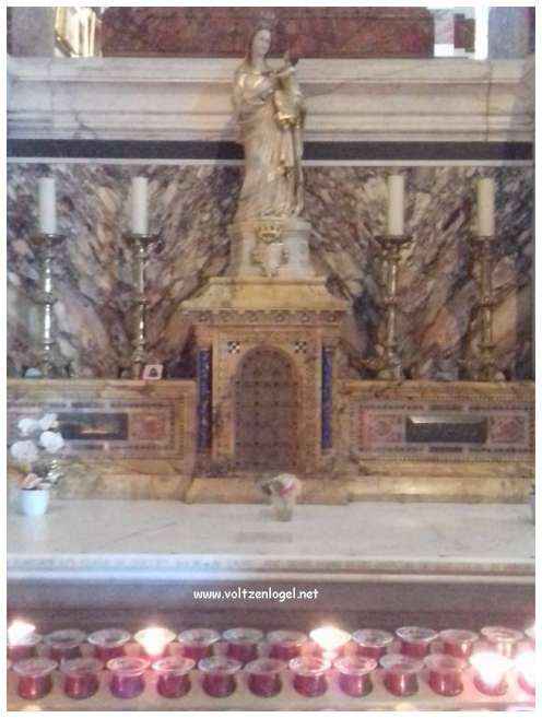 Vue panoramique depuis la Basilique Notre-Dame de la Garde sur Marseille et la Méditerranée.