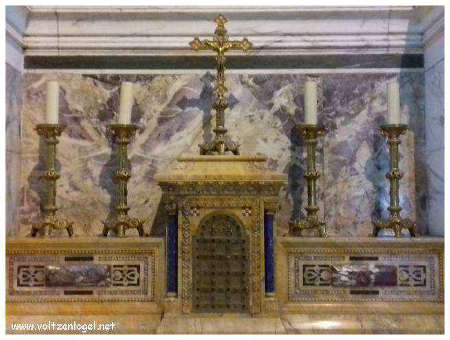 Vue panoramique depuis la Basilique Notre-Dame de la Garde sur Marseille et la Méditerranée.