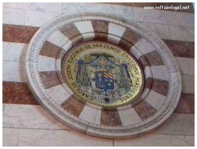 Vue panoramique depuis la Basilique Notre-Dame de la Garde sur Marseille et la Méditerranée.