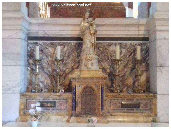 Vue panoramique depuis la Basilique Notre-Dame de la Garde sur Marseille et la Méditerranée.