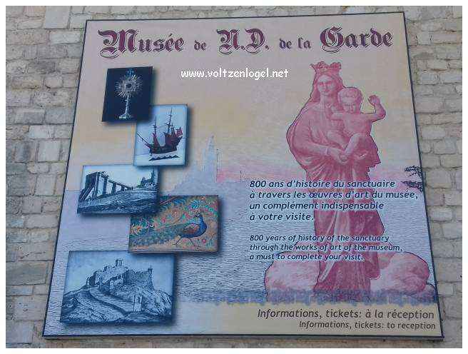Vue panoramique depuis la Basilique Notre-Dame de la Garde sur Marseille et la Méditerranée.