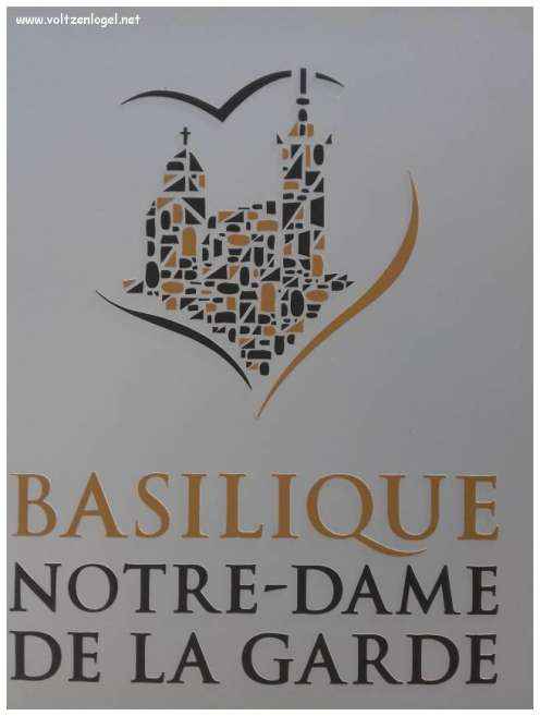 Vue panoramique depuis la Basilique Notre-Dame de la Garde sur Marseille et la Méditerranée.