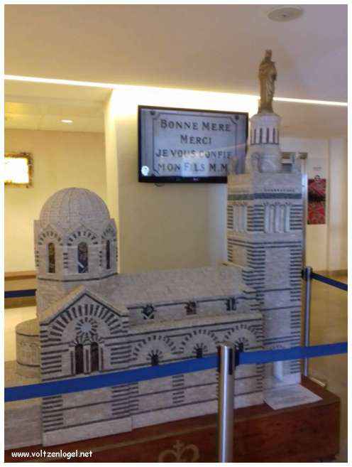 Vue panoramique depuis la Basilique Notre-Dame de la Garde sur Marseille et la Méditerranée.