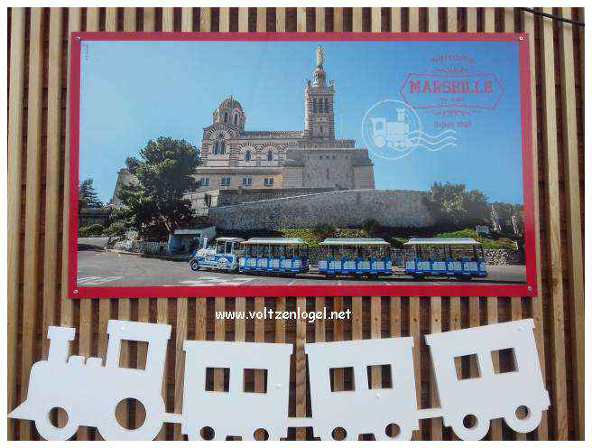 Vue panoramique depuis la Basilique Notre-Dame de la Garde sur Marseille et la Méditerranée.