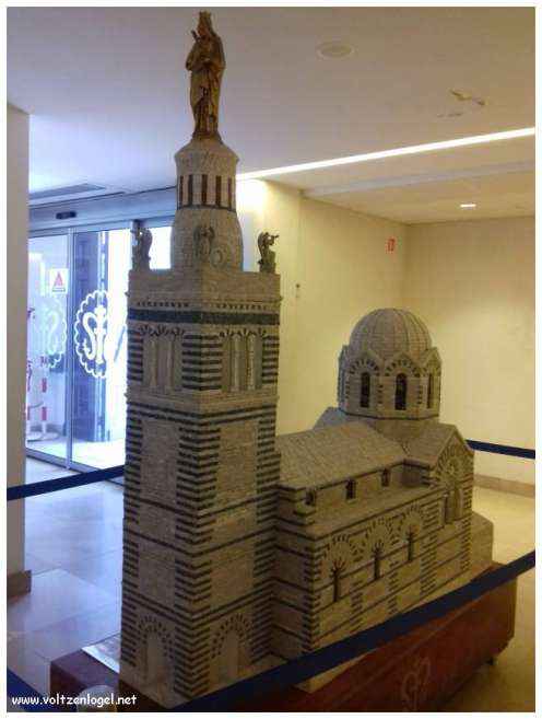 Vue panoramique depuis la Basilique Notre-Dame de la Garde sur Marseille et la Méditerranée.