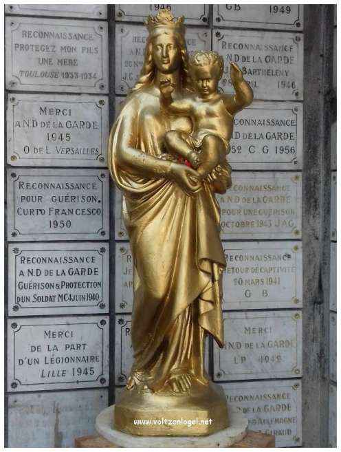 Vue panoramique depuis la Basilique Notre-Dame de la Garde sur Marseille et la Méditerranée.