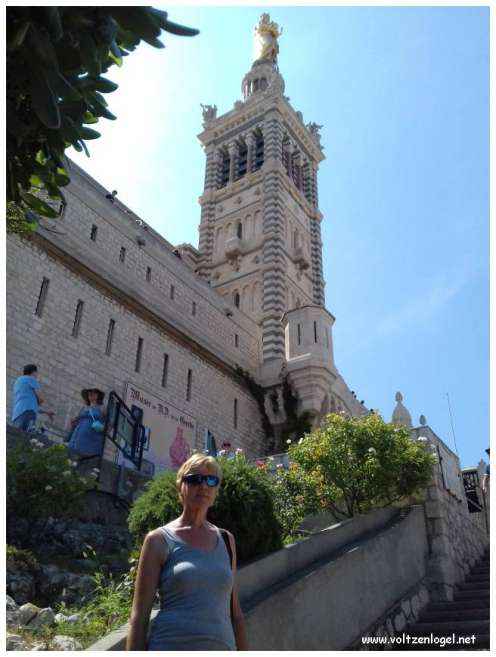 Vue panoramique depuis la Basilique Notre-Dame de la Garde sur Marseille et la Méditerranée.