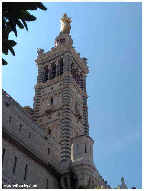 Vue panoramique depuis la Basilique Notre-Dame de la Garde sur Marseille et la Méditerranée.