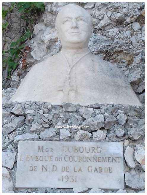 Vue panoramique depuis la Basilique Notre-Dame de la Garde sur Marseille et la Méditerranée.