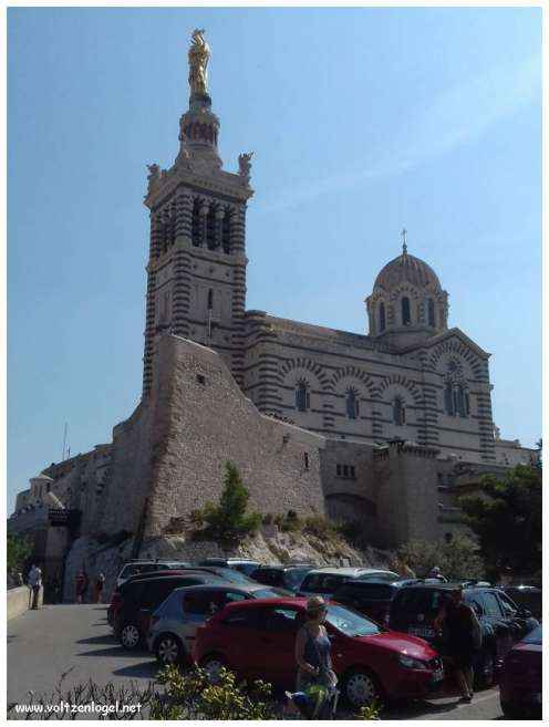 Vue panoramique depuis la Basilique Notre-Dame de la Garde sur Marseille et la Méditerranée.