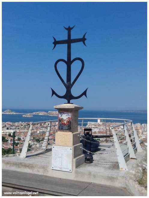 Vue panoramique depuis la Basilique Notre-Dame de la Garde sur Marseille et la Méditerranée.