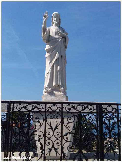 Vue panoramique depuis la Basilique Notre-Dame de la Garde sur Marseille et la Méditerranée.