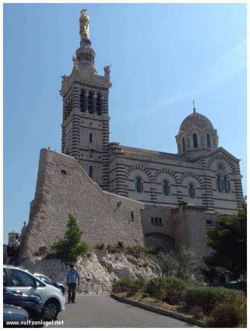 Vue panoramique depuis la Basilique Notre-Dame de la Garde sur Marseille et la Méditerranée.