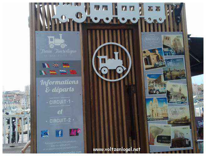 Vue panoramique depuis la Basilique Notre-Dame de la Garde sur Marseille et la Méditerranée.