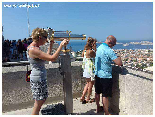 Vue panoramique depuis la Basilique Notre-Dame de la Garde sur Marseille et la Méditerranée.