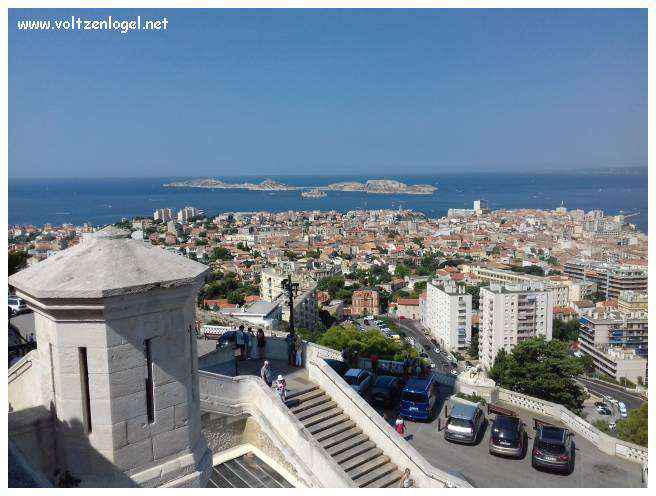 Vue panoramique depuis la Basilique Notre-Dame de la Garde sur Marseille et la Méditerranée.