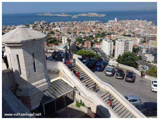 Vue panoramique depuis la Basilique Notre-Dame de la Garde sur Marseille et la Méditerranée.