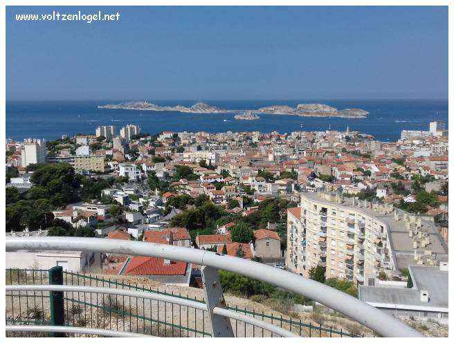 Vue panoramique depuis la Basilique Notre-Dame de la Garde sur Marseille et la Méditerranée.