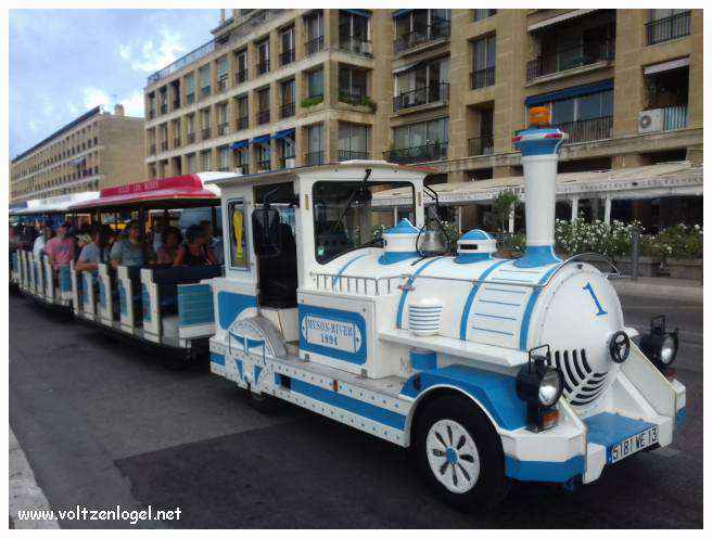 Vue panoramique depuis la Basilique Notre-Dame de la Garde sur Marseille et la Méditerranée.