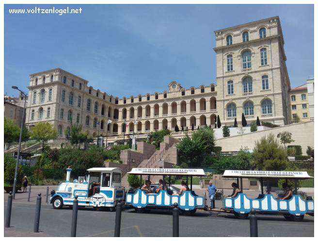 Vue panoramique depuis la Basilique Notre-Dame de la Garde sur Marseille et la Méditerranée.