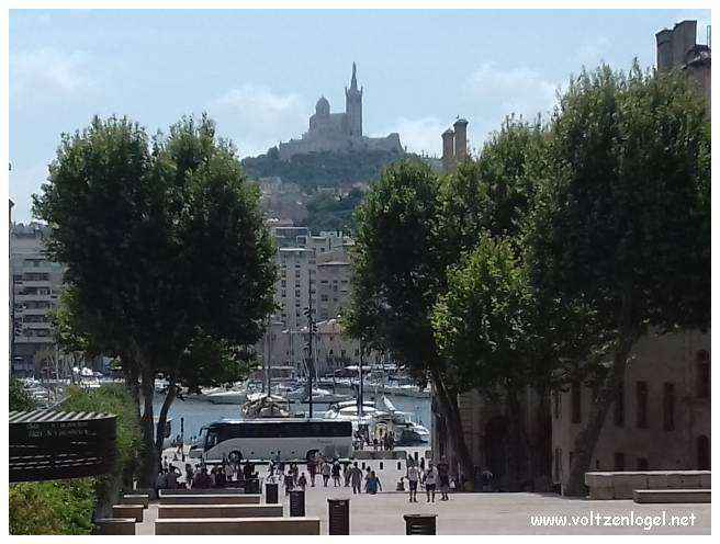 Vue panoramique depuis la Basilique Notre-Dame de la Garde sur Marseille et la Méditerranée.