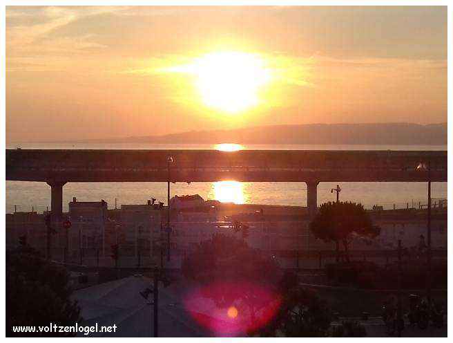 Vue panoramique du Vieux-Port de Marseille, symbole de l'histoire maritime et des attractions captivantes.