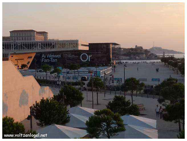 Vue panoramique du Vieux-Port de Marseille, symbole de l'histoire maritime et des attractions captivantes.