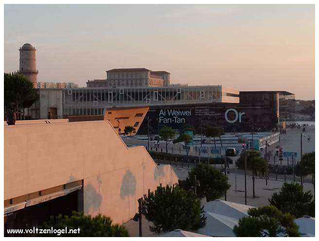 Vue panoramique du Vieux-Port de Marseille, symbole de l'histoire maritime et des attractions captivantes.