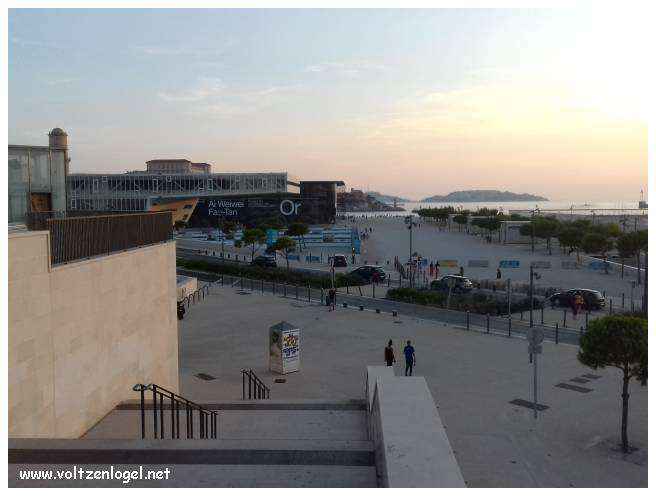 Vue panoramique du Vieux-Port de Marseille, symbole de l'histoire maritime et des attractions captivantes.