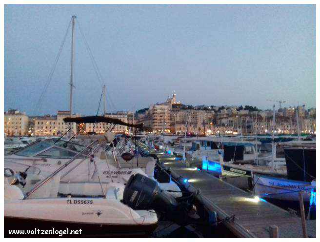 Vue panoramique du Vieux-Port de Marseille, symbole de l'histoire maritime et des attractions captivantes.