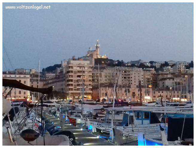 Vue panoramique du Vieux-Port de Marseille, symbole de l'histoire maritime et des attractions captivantes.
