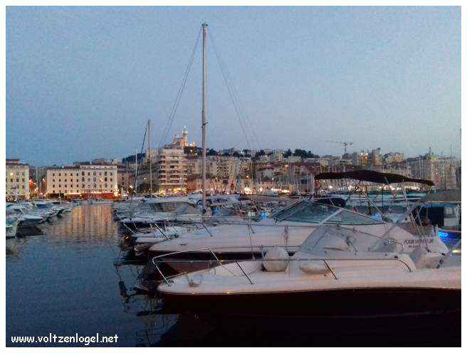 Vue panoramique du Vieux-Port de Marseille, symbole de l'histoire maritime et des attractions captivantes.