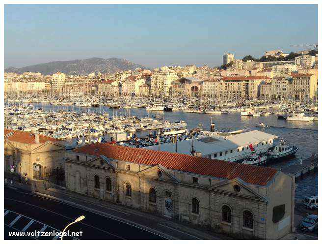 Vue panoramique du Vieux-Port de Marseille, berceau de l'histoire et des découvertes.