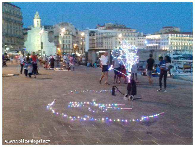 Vue panoramique du Vieux-Port de Marseille, symbole de l'histoire maritime et des attractions captivantes.
