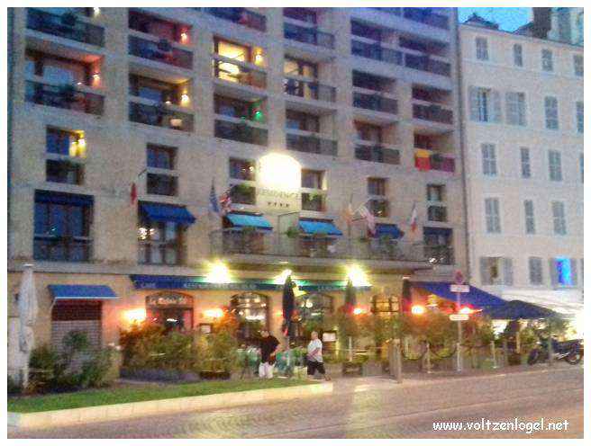 Vue panoramique du Vieux-Port de Marseille, symbole de l'histoire maritime et des attractions captivantes.