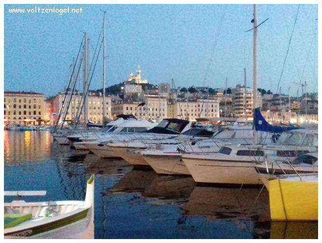 Vue panoramique du Vieux-Port de Marseille, symbole de l'histoire maritime et des attractions captivantes.