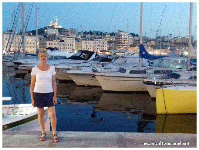 Vue panoramique du Vieux-Port de Marseille, symbole de l'histoire maritime et des attractions captivantes.